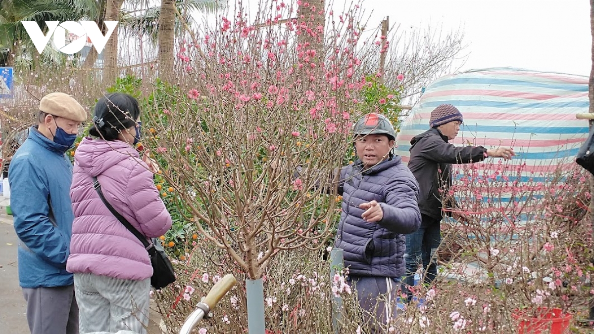 nguoi ban dao, quat tet o ha noi co ro duoi troi mua ret hinh anh 4