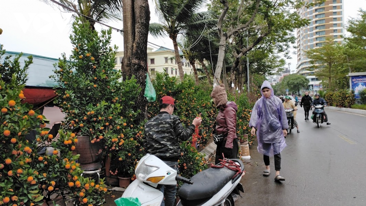 nguoi ban dao, quat tet o ha noi co ro duoi troi mua ret hinh anh 8