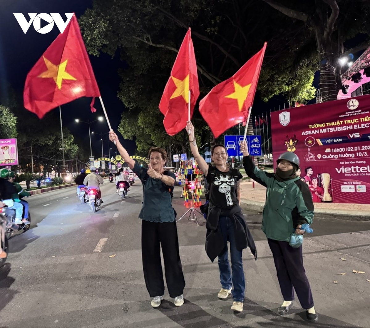 nguoi dan ca nuoc do ra duong an mung Dt viet nam thang thai lan chung ket asean cup hinh anh 44