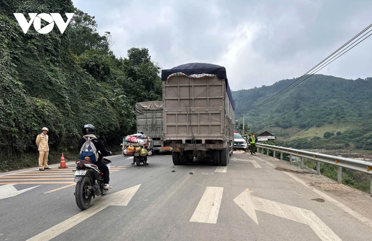 xe may doi dau xe tai, 2 thanh nien tu vong hinh anh 2