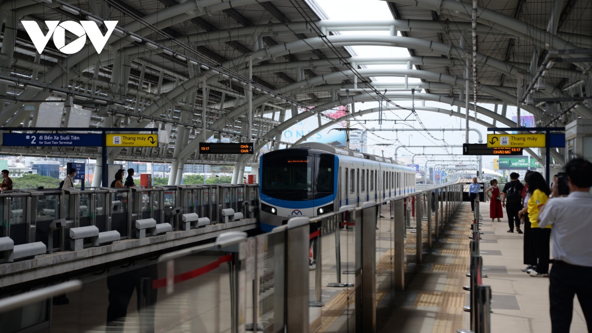 Metro 1 hoạt động xuyên đêm để phục vụ người dân xem pháo hoa