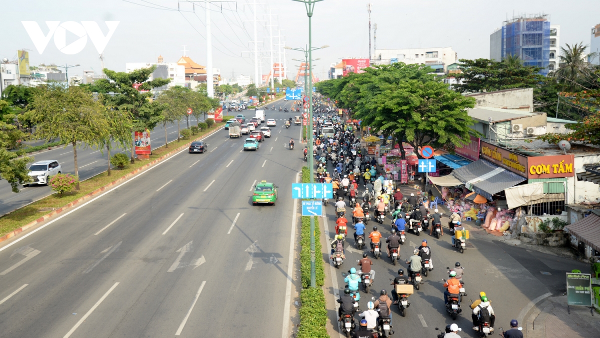 Ùn tắc ở TP.HCM "leo thang" vì hạ tầng