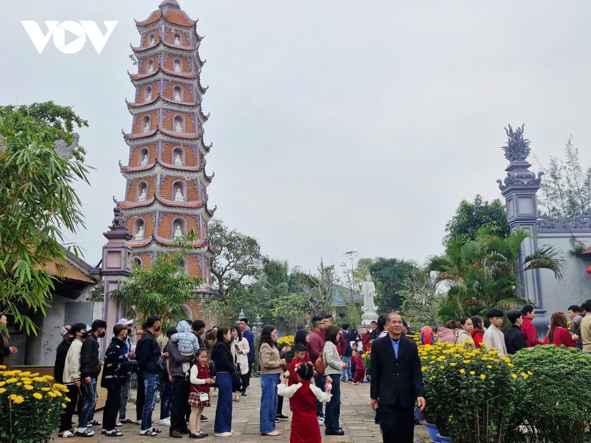 quang binh hang ngan nguoi dan va du khach den chua cau an dau nam moi hinh anh 1