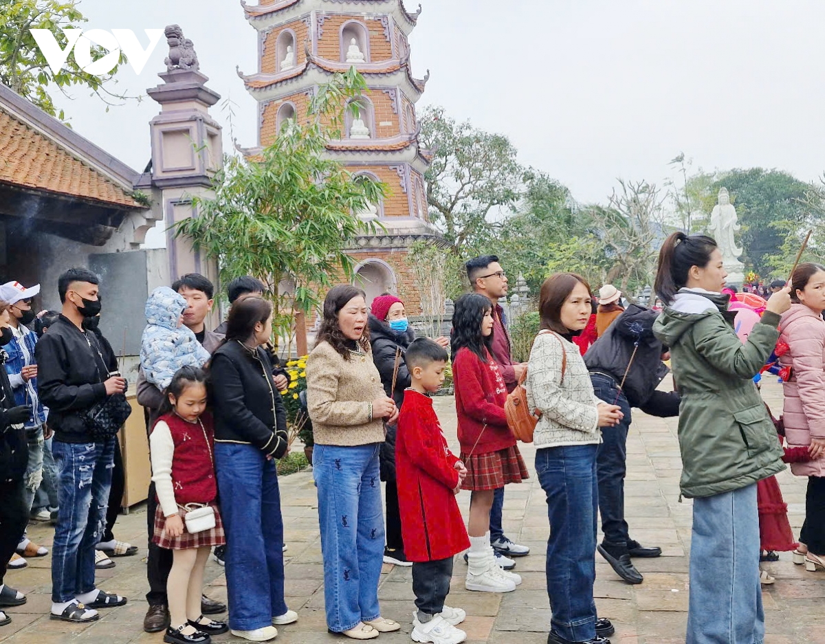 quang binh hang ngan nguoi dan va du khach den chua cau an dau nam moi hinh anh 4