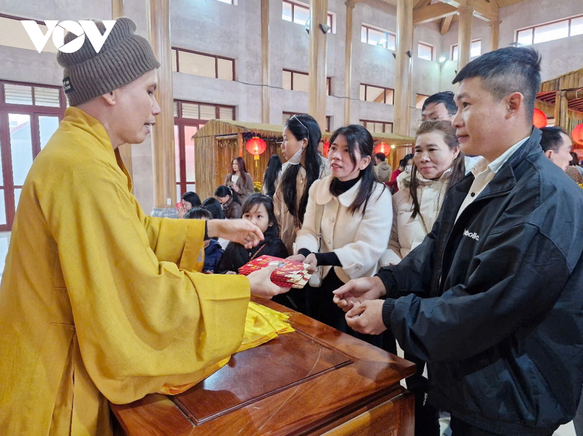 quang binh hang ngan nguoi dan va du khach den chua cau an dau nam moi hinh anh 8