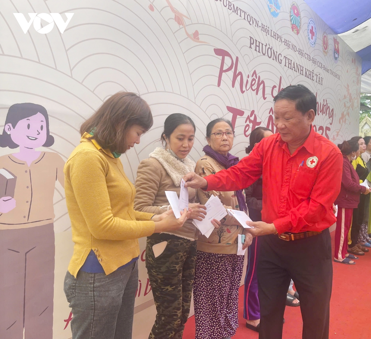 hội chữ thập đỏ tp Đà nẵng vận động hơn 5 tỷ đồng trao quà tết tặng người nghèo hình ảnh 2 hoi chu thap do tp Da nang van dong hon 5 ty dong trao qua tet tang nguoi ngheo hinh anh 2