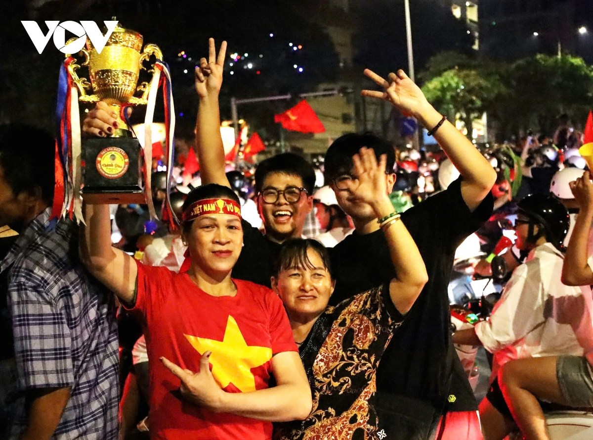 nguoi dan ca nuoc an mung chuc vo dich asean cup 2024 cua Dtvn hinh anh 86