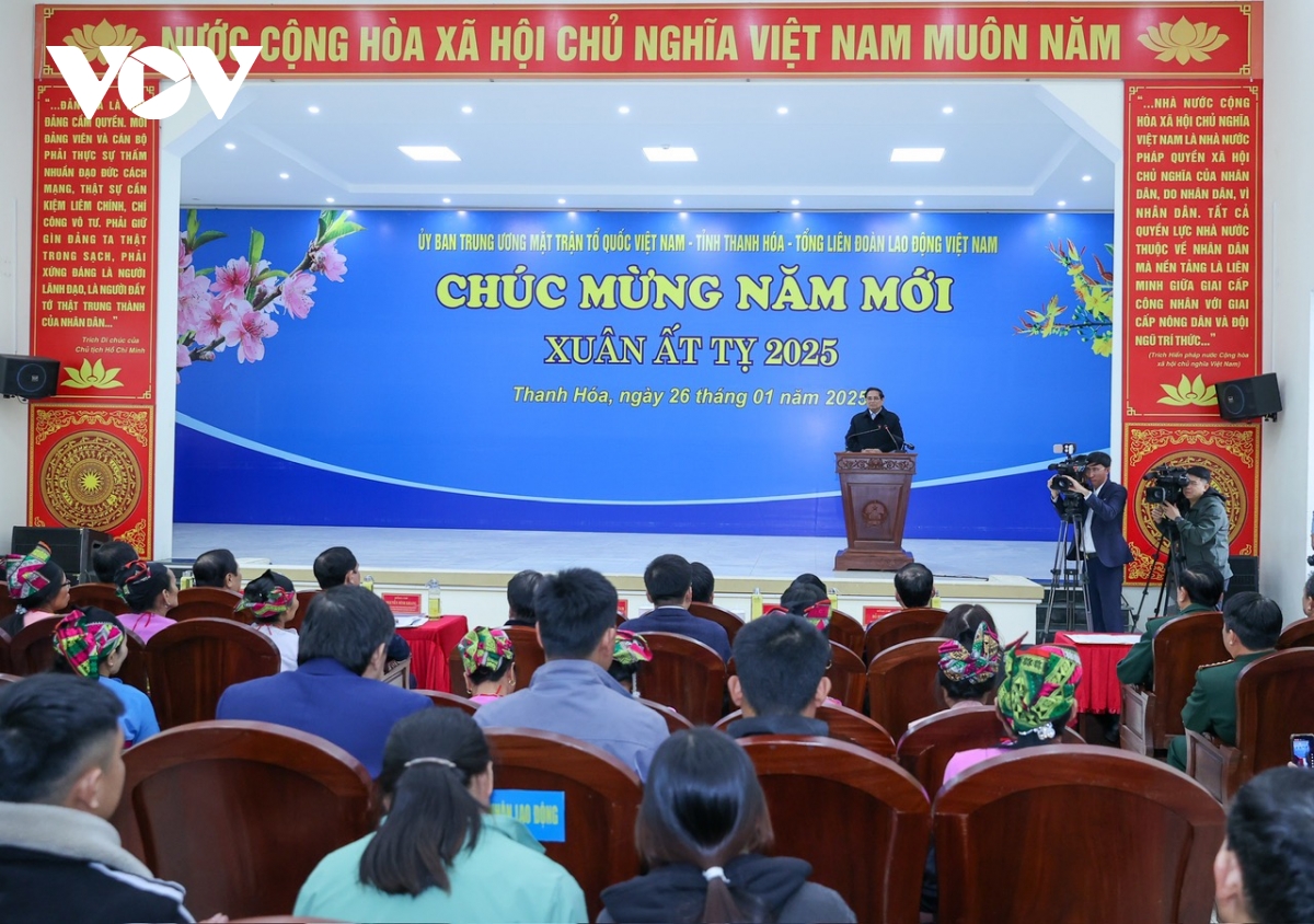 thu tuong tang qua gia dinh chinh sach, ho ngheo huyen ngoc lac, thanh hoa hinh anh 5