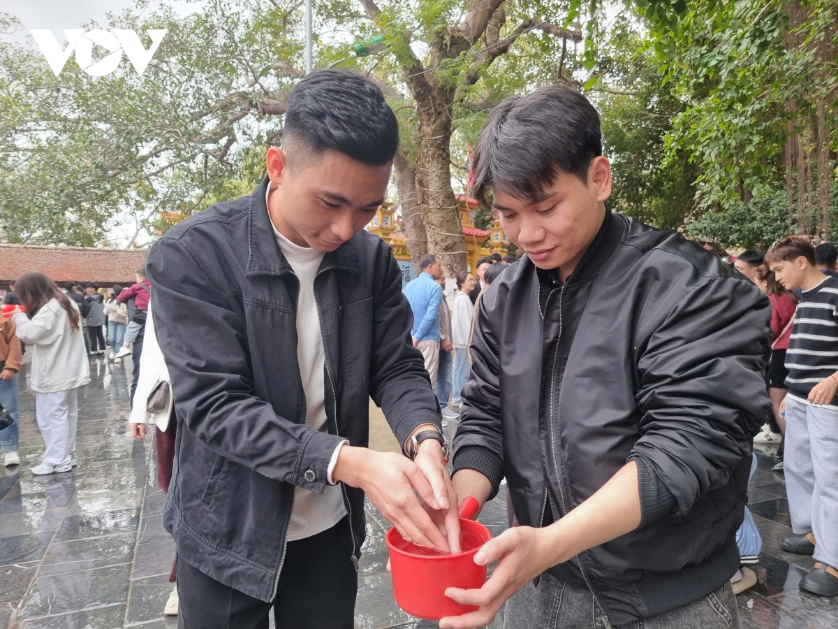 dong nguoi do ve Den cung - gieng ngoc o bac ninh xin nuoc cau may hinh anh 6