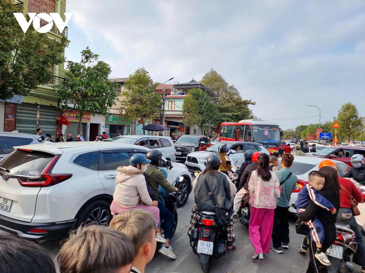 dong nguoi do ve Den cung - gieng ngoc o bac ninh xin nuoc cau may hinh anh 9