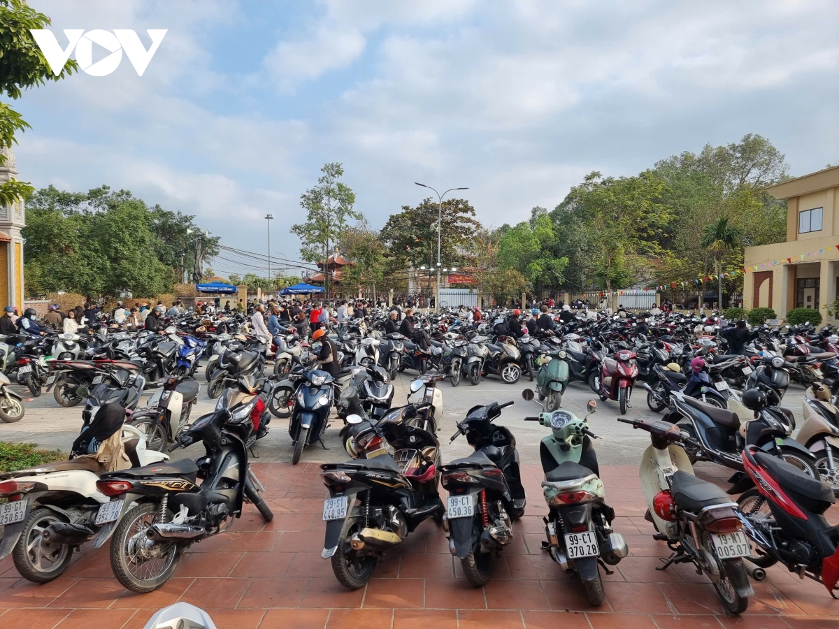 dong nguoi do ve Den cung - gieng ngoc o bac ninh xin nuoc cau may hinh anh 10