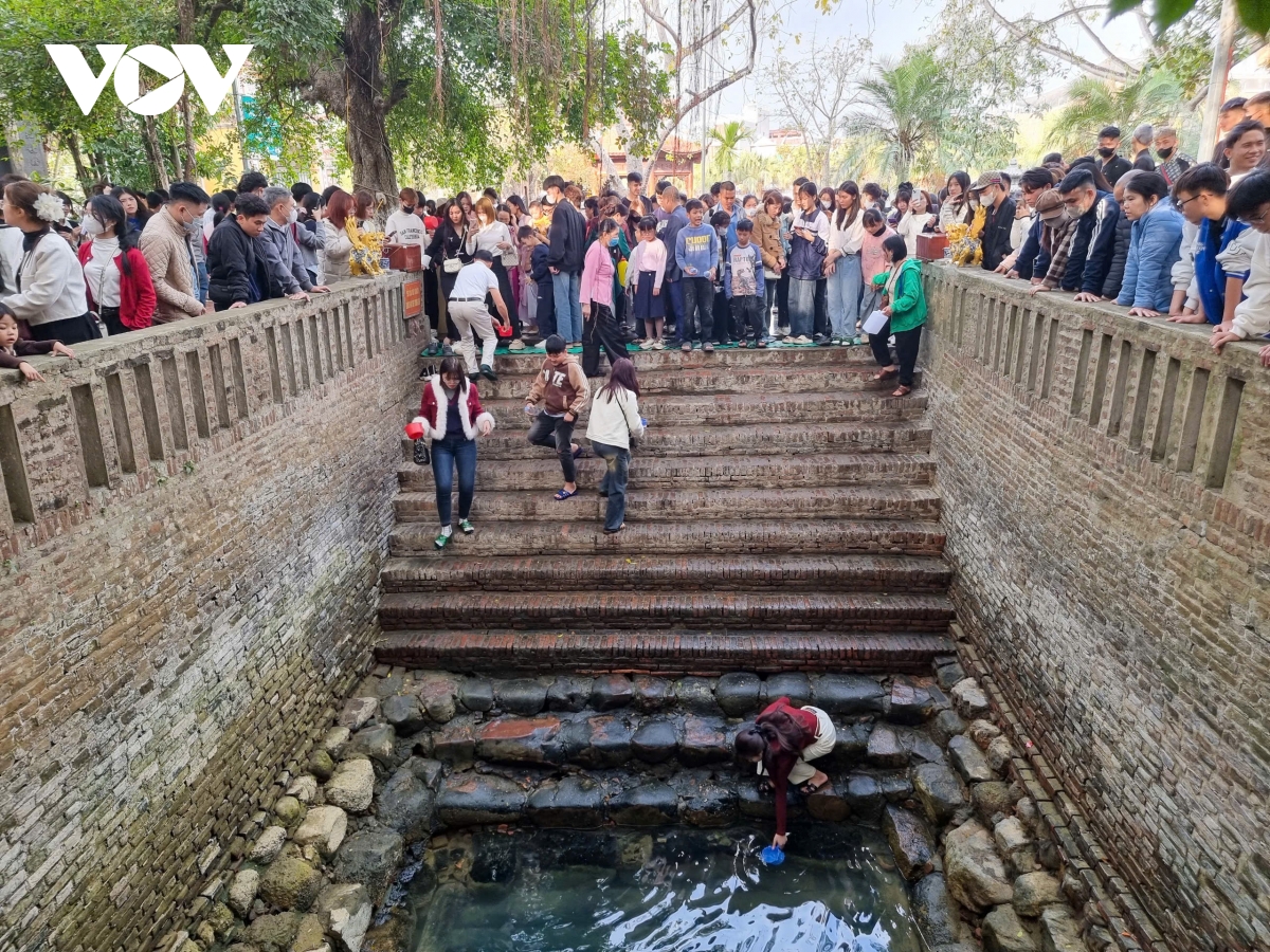 dong nguoi do ve Den cung - gieng ngoc o bac ninh xin nuoc cau may hinh anh 3