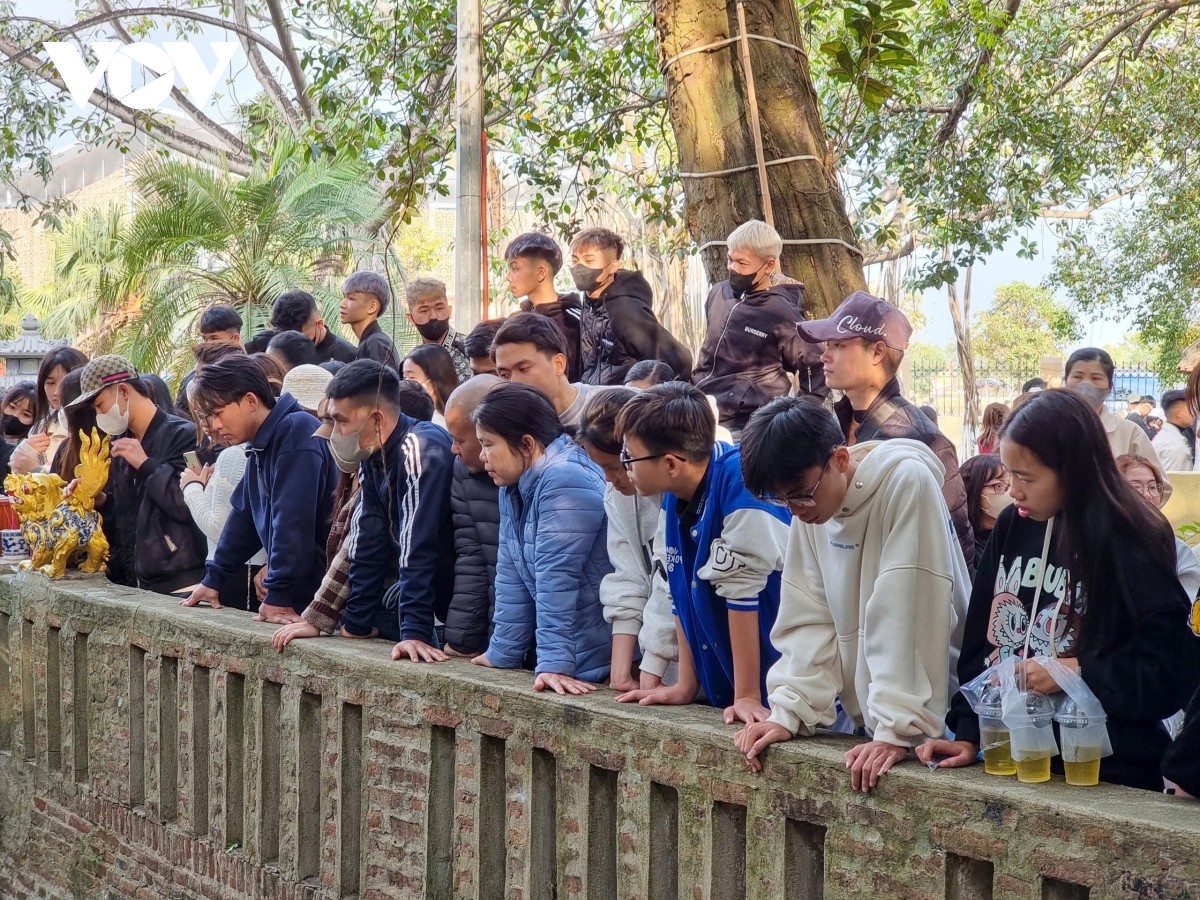 dong nguoi do ve Den cung - gieng ngoc o bac ninh xin nuoc cau may hinh anh 5