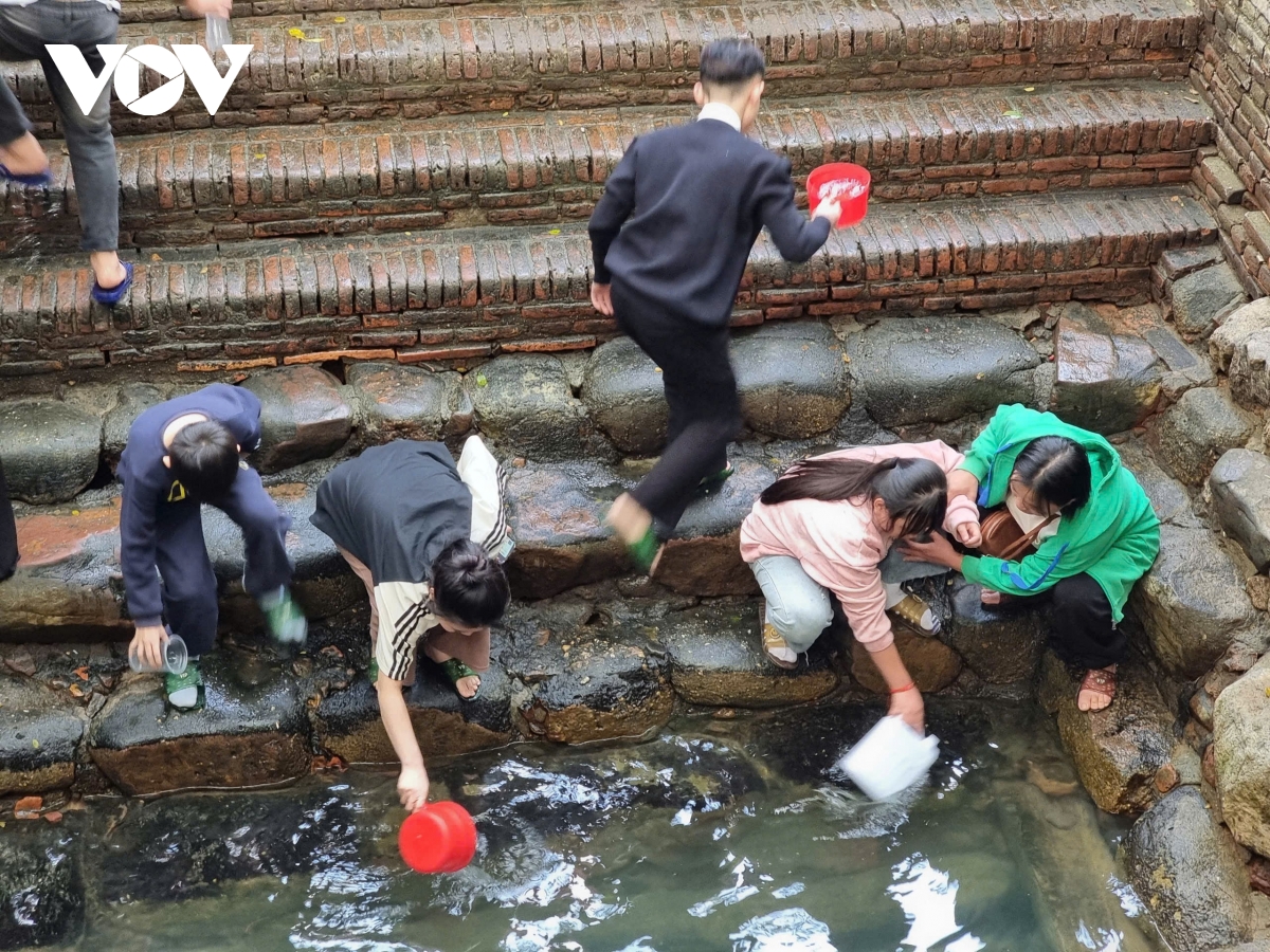 dong nguoi do ve Den cung - gieng ngoc o bac ninh xin nuoc cau may hinh anh 4