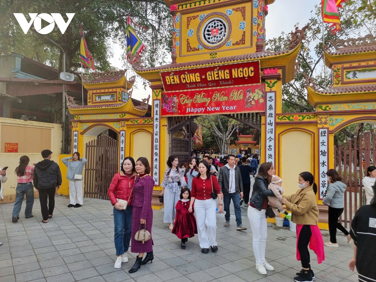 dong nguoi do ve Den cung - gieng ngoc o bac ninh xin nuoc cau may hinh anh 1