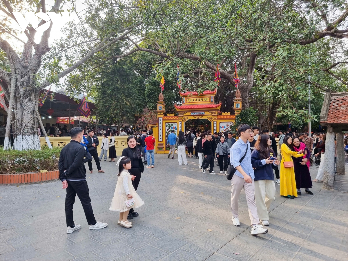 dong nguoi do ve Den cung - gieng ngoc o bac ninh xin nuoc cau may hinh anh 2