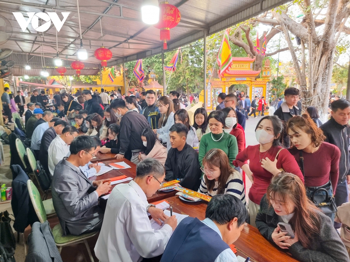 dong nguoi do ve Den cung - gieng ngoc o bac ninh xin nuoc cau may hinh anh 8