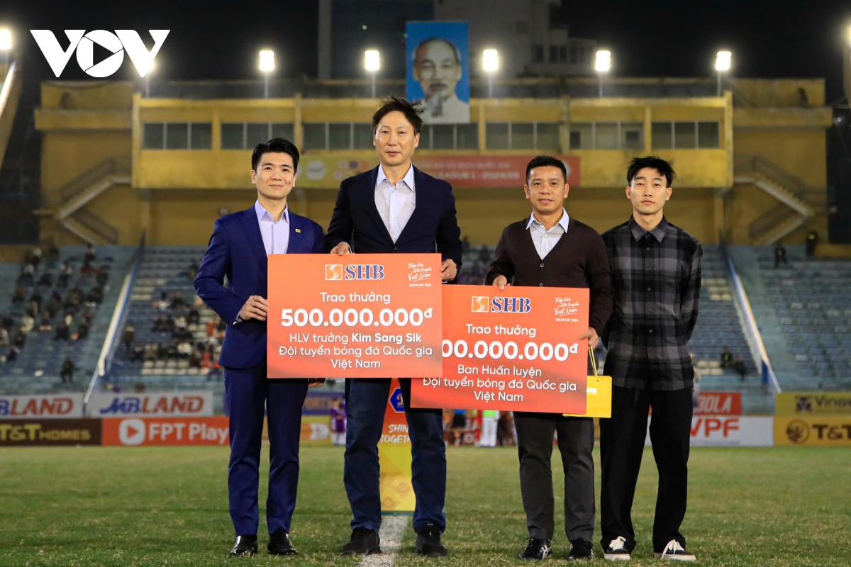 hlv kim sang sik nhan thuong lon truoc tran ha noi fc voi hagl hinh anh 1