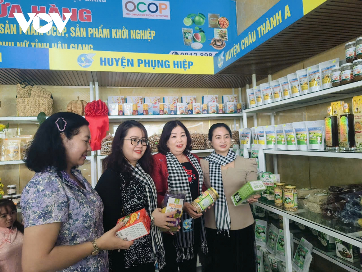 phu nu hau giang co rieng cua hang gioi thieu va tieu thu san pham ocop hinh anh 2