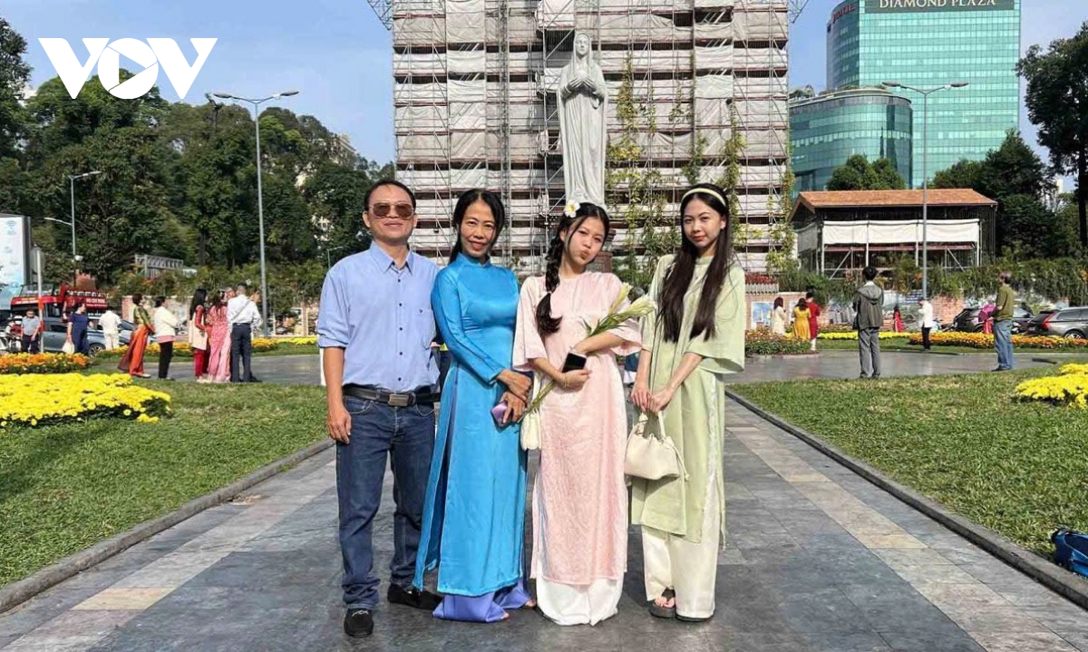 người dân tp.hcm xúng xính áo dài du xuân trong tiết trời mát mẻ hình ảnh 10 nguoi dan tp.hcm xung xinh ao dai du xuan trong tiet troi mat me hinh anh 10