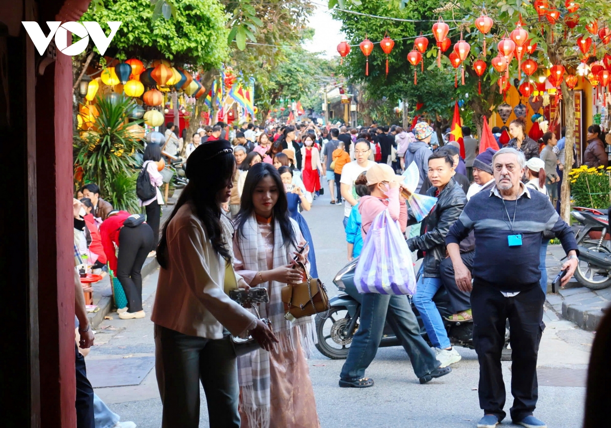dòng người đổ về phố cổ hội an những ngày đầu năm mới hình ảnh 6 dong nguoi do ve pho co hoi an nhung ngay dau nam moi hinh anh 6