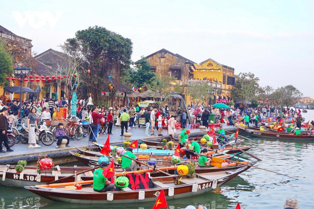dòng người đổ về phố cổ hội an những ngày đầu năm mới hình ảnh 7 dong nguoi do ve pho co hoi an nhung ngay dau nam moi hinh anh 7