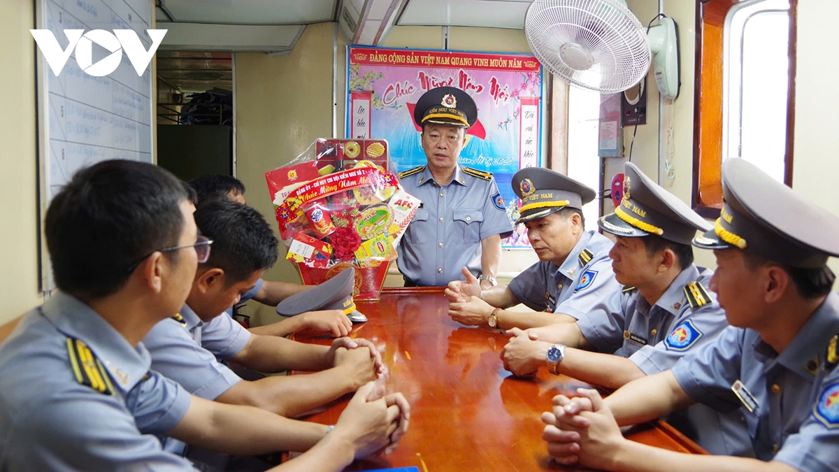 chi doi kiem ngu so 2 dong hanh cung ngu dan don tet tren bien hinh anh 3