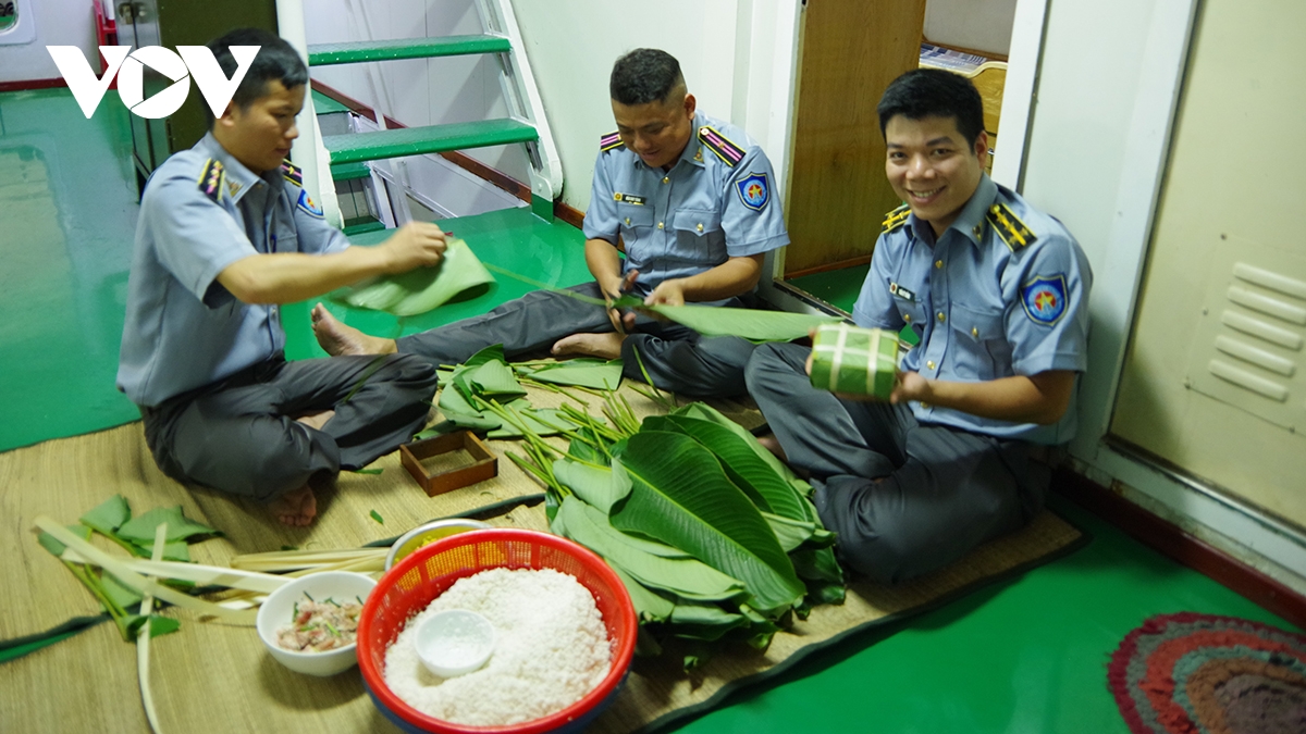 chi doi kiem ngu so 2 dong hanh cung ngu dan don tet tren bien hinh anh 4