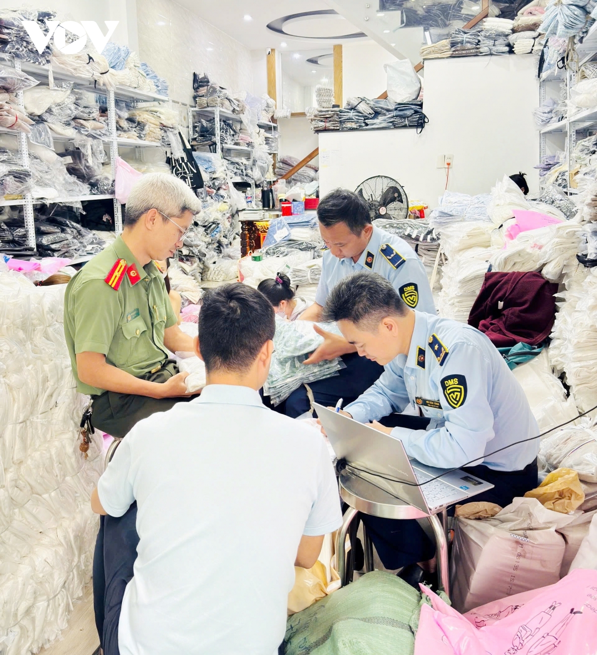 phát hiện cơ sở nhập lậu áo quần trị giá hơn 160 triệu đồng ở Đà nẵng hình ảnh 2 phat hien co so nhap lau ao quan tri gia hon 160 trieu dong o Da nang hinh anh 2
