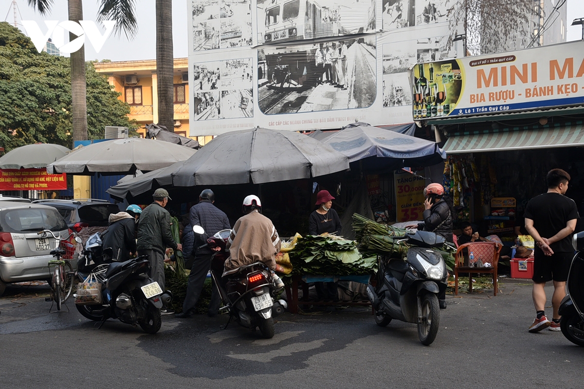 Chợ lá dong truyền thống tập nập kẻ bán người mua ngày giáp Tết