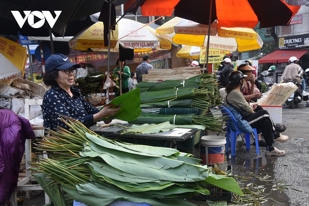 cho la dong truyen thong tap nap ke ban nguoi mua ngay giap tet hinh anh 9