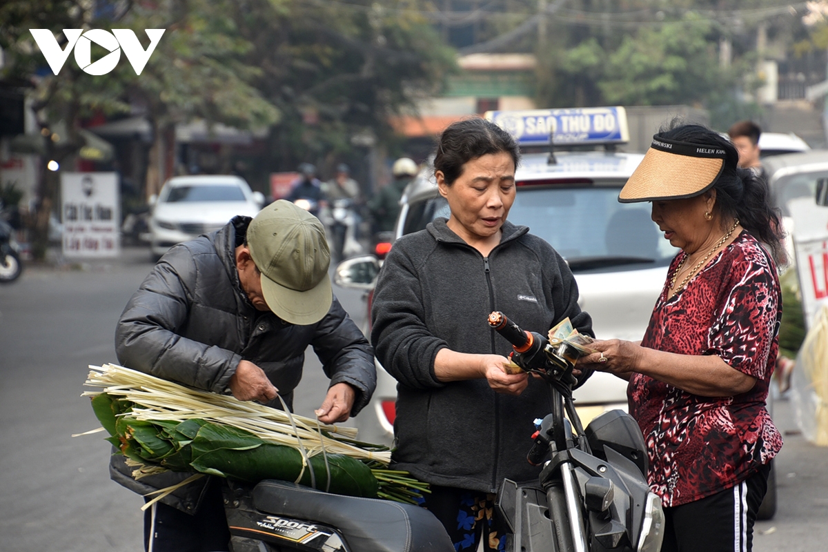 cho la dong truyen thong tap nap ke ban nguoi mua ngay giap tet hinh anh 4