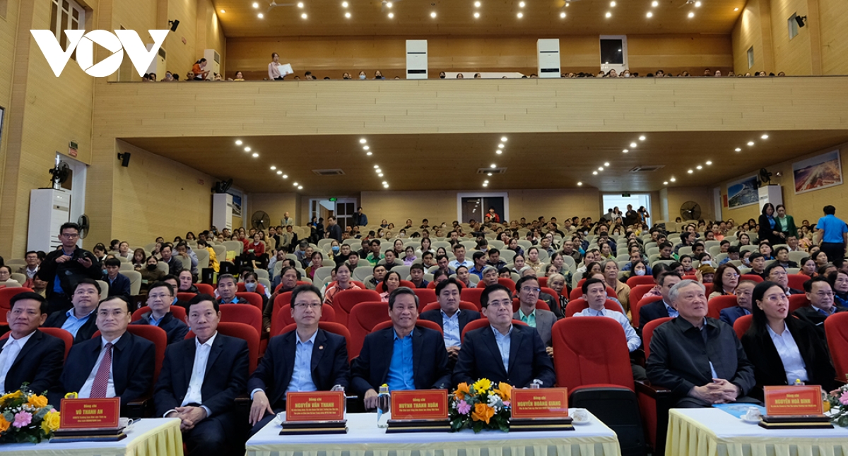 ptt nguyễn hòa bình dự chương trình tết sum vầy- xuân ơn Đảng tại quảng ngãi hình ảnh 1 ptt nguyen hoa binh du chuong trinh tet sum vay- xuan on Dang tai quang ngai hinh anh 1