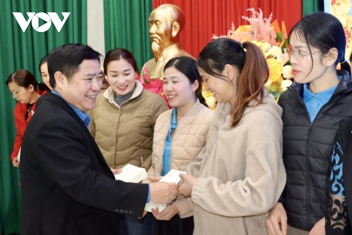 Sơn La trao hàng nghìn suất quà Tết tới các hộ nghèo và những người yếu thế