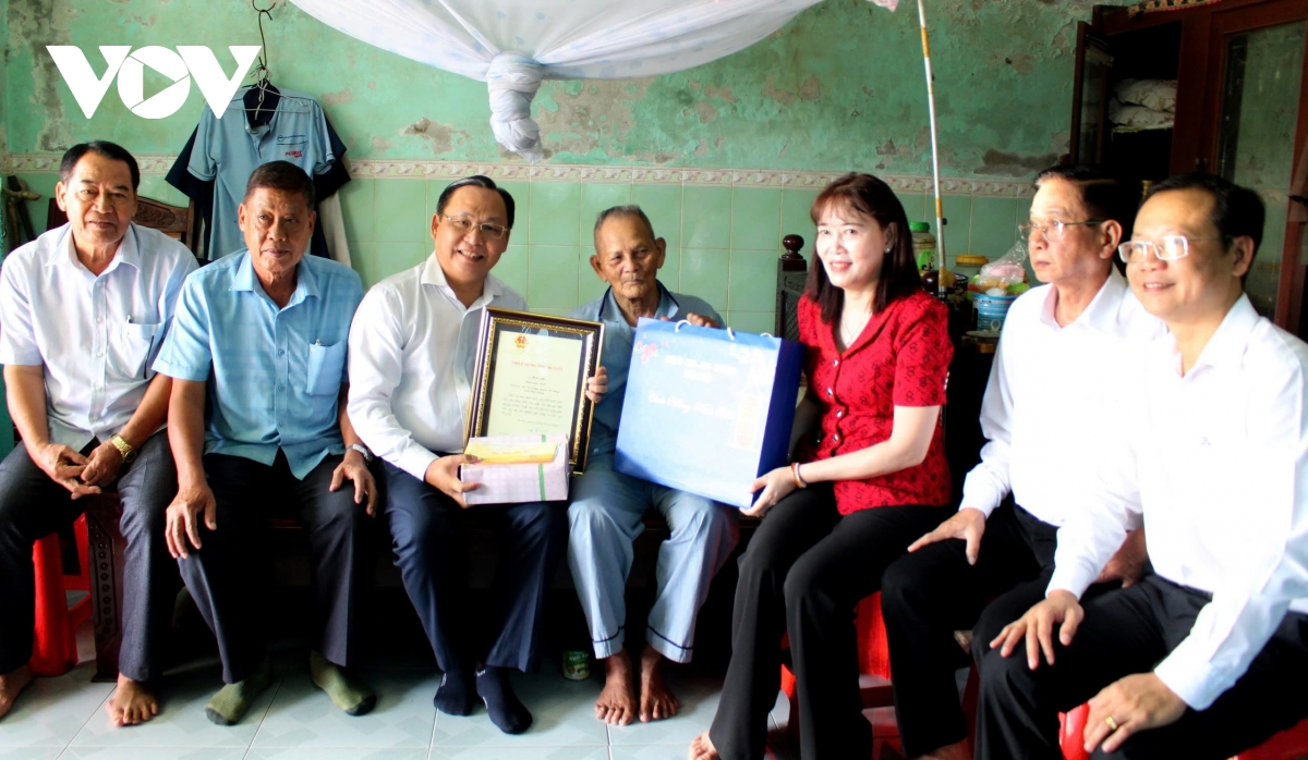 lãnh đạo đảng, nhà nước và tỉnh thành tặng quà nhân dịp tết nguyên đán hình ảnh 6 lanh dao dang, nha nuoc va tinh thanh tang qua nhan dip tet nguyen dan hinh anh 6