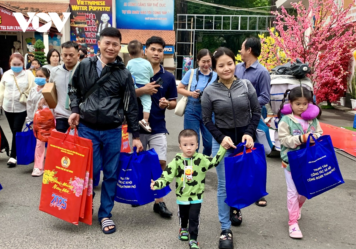 lao dong tu do vui mung duoc ve que tren chuyen xe mua xuan hinh anh 2