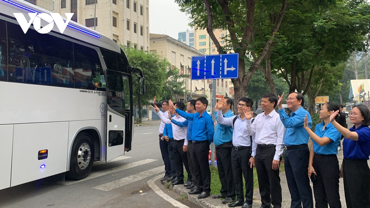 lao dong tu do vui mung duoc ve que tren chuyen xe mua xuan hinh anh 3