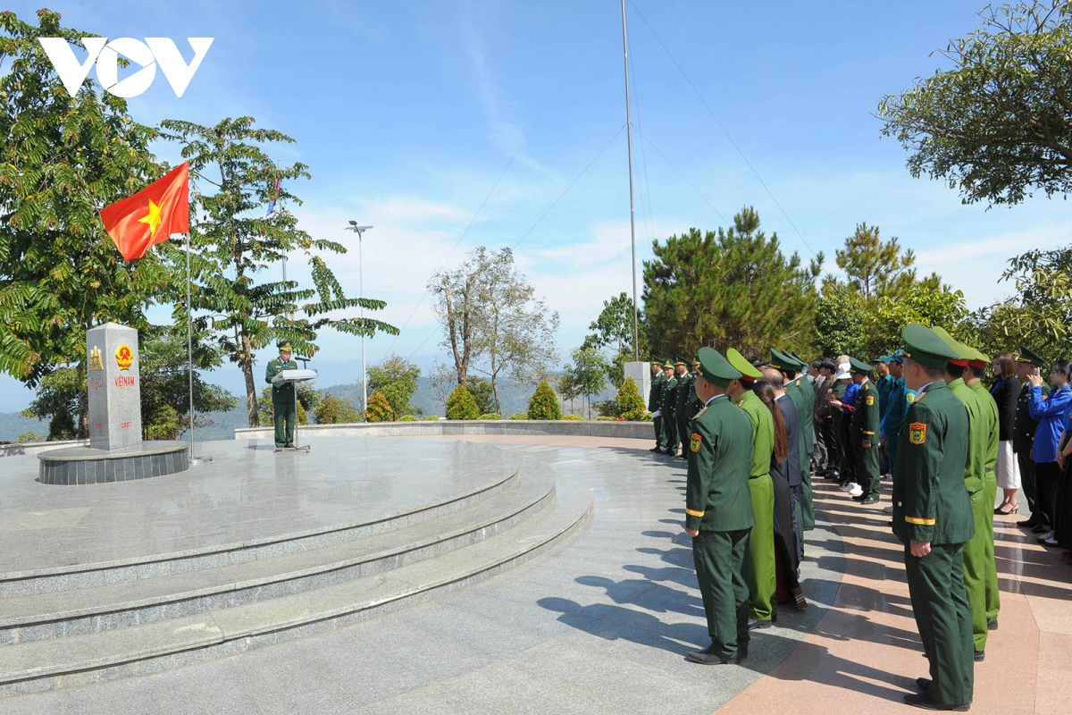 lễ chào cờ ngày mùng 1 tết tại cột mốc biên giới việt nam-lào-campuchia hình ảnh 2 le chao co ngay mung 1 tet tai cot moc bien gioi viet nam-lao-campuchia hinh anh 2
