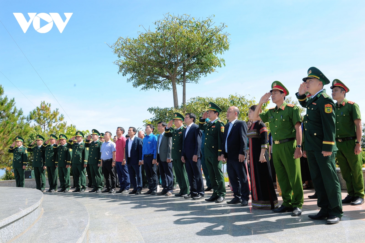 lễ chào cờ ngày mùng 1 tết tại cột mốc biên giới việt nam-lào-campuchia hình ảnh 3 le chao co ngay mung 1 tet tai cot moc bien gioi viet nam-lao-campuchia hinh anh 3