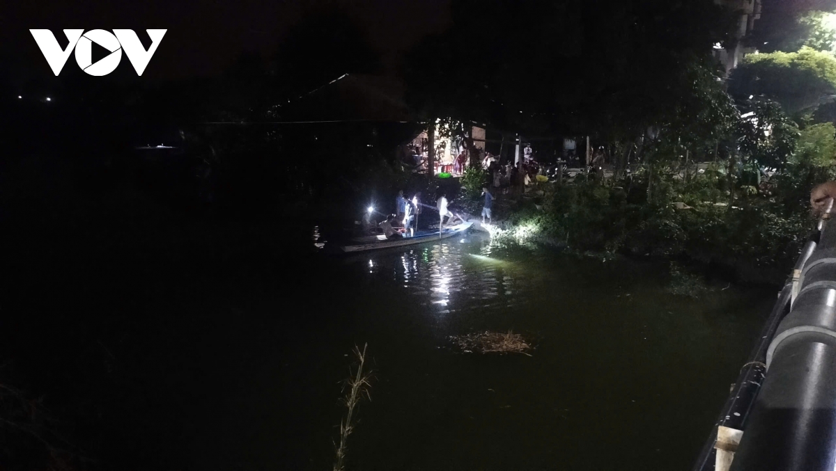 tìm kiếm bé trai 3 tuổi mất tích, nghi rơi xuống dòng nước hình ảnh 1 tim kiem be trai 3 tuoi mat tich, nghi roi xuong dong nuoc hinh anh 1