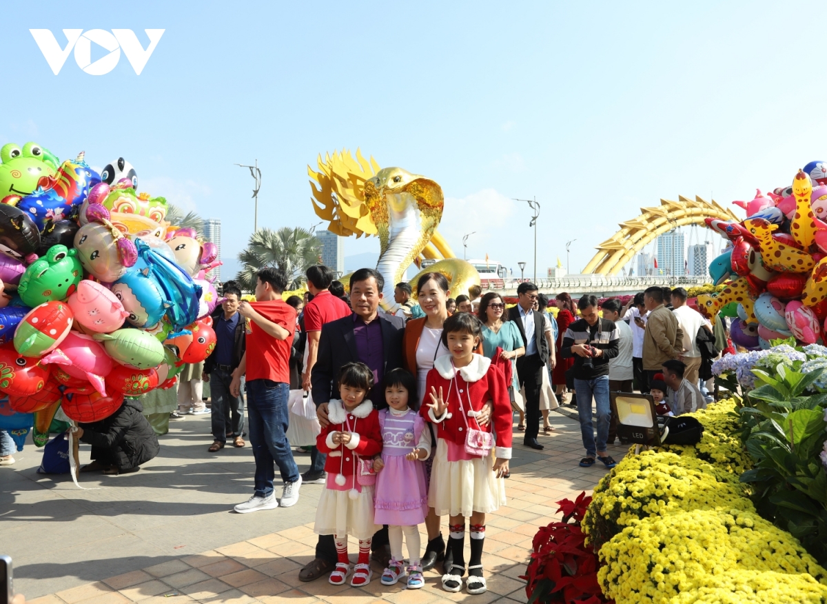 Du xuân đường hoa, check-in linh vật Ất Tỵ 2025 ở thành phố Đà Nẵng