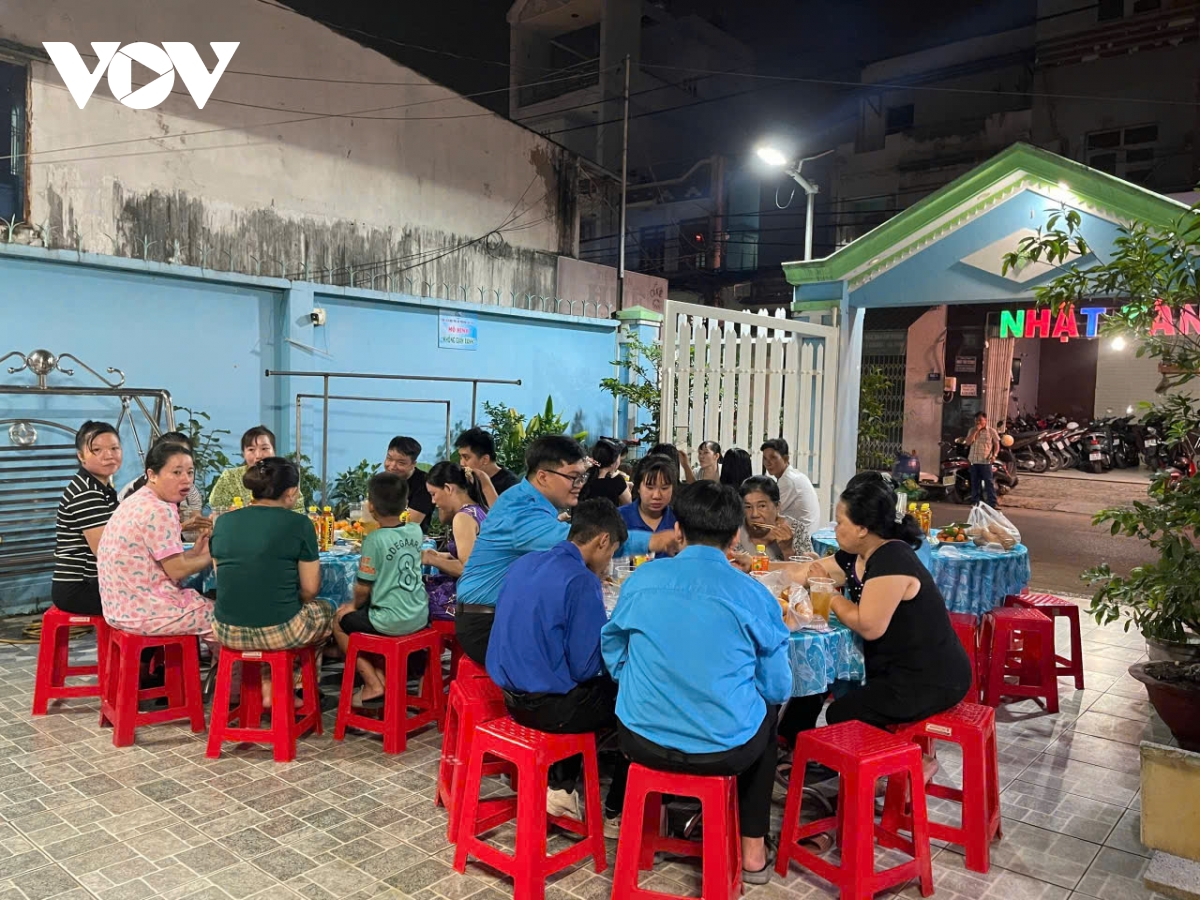 tp.hcm đem tết sum vầy - xuân đoàn kết đến với công nhân khó khăn hình ảnh 3 tp.hcm dem tet sum vay - xuan doan ket den voi cong nhan kho khan hinh anh 3
