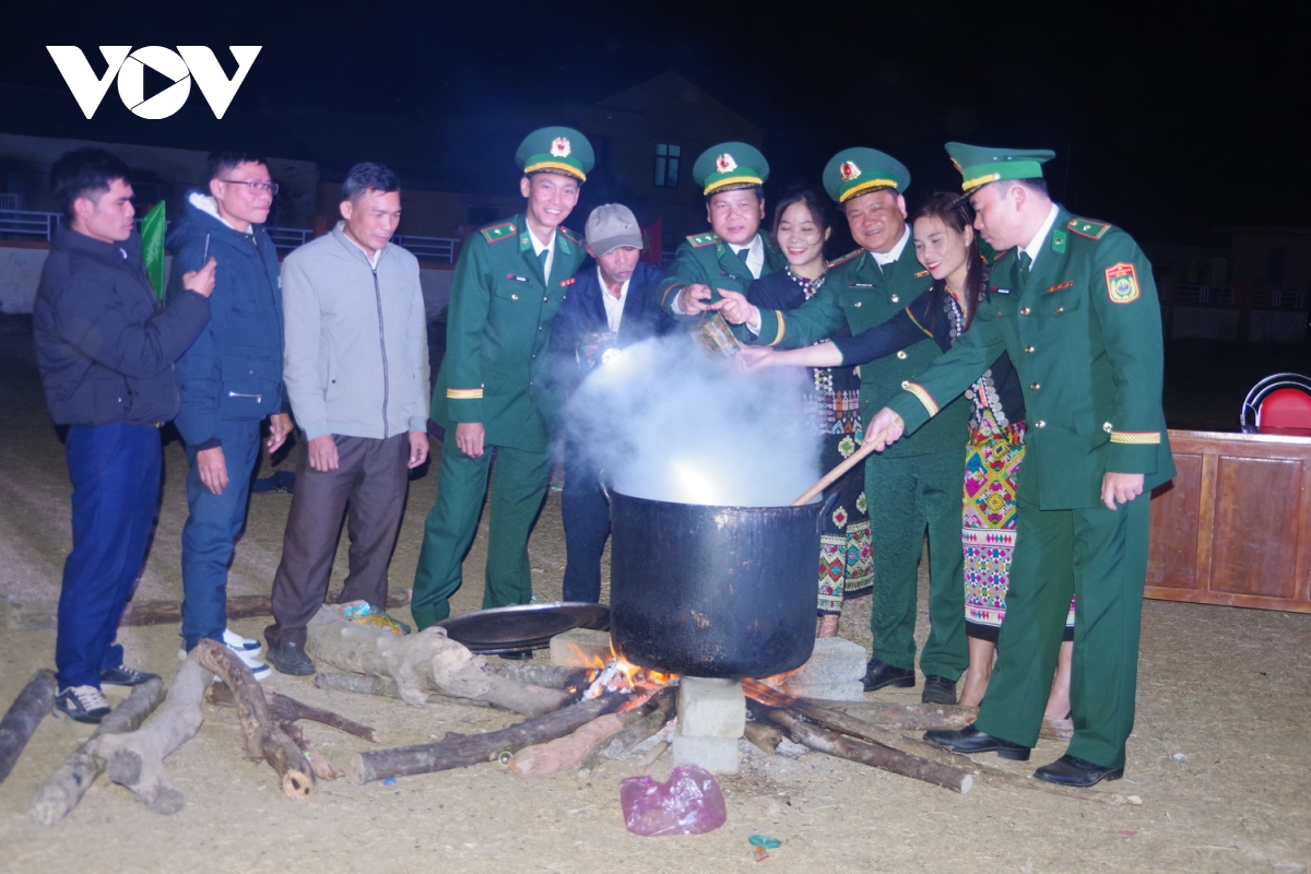 chương trình xuân biên phòng ấm lòng dân bản tặng quà nhân dân biên giới quảng trị hình ảnh 2 chuong trinh xuan bien phong am long dan ban tang qua nhan dan bien gioi quang tri hinh anh 2