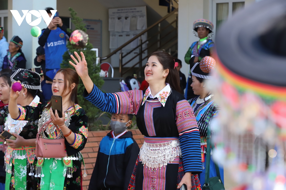 Đồng bào mông gửi gắm tình cảm qua hát đối giao duyên hình ảnh 1 Dong bao mong gui gam tinh cam qua hat doi giao duyen hinh anh 1