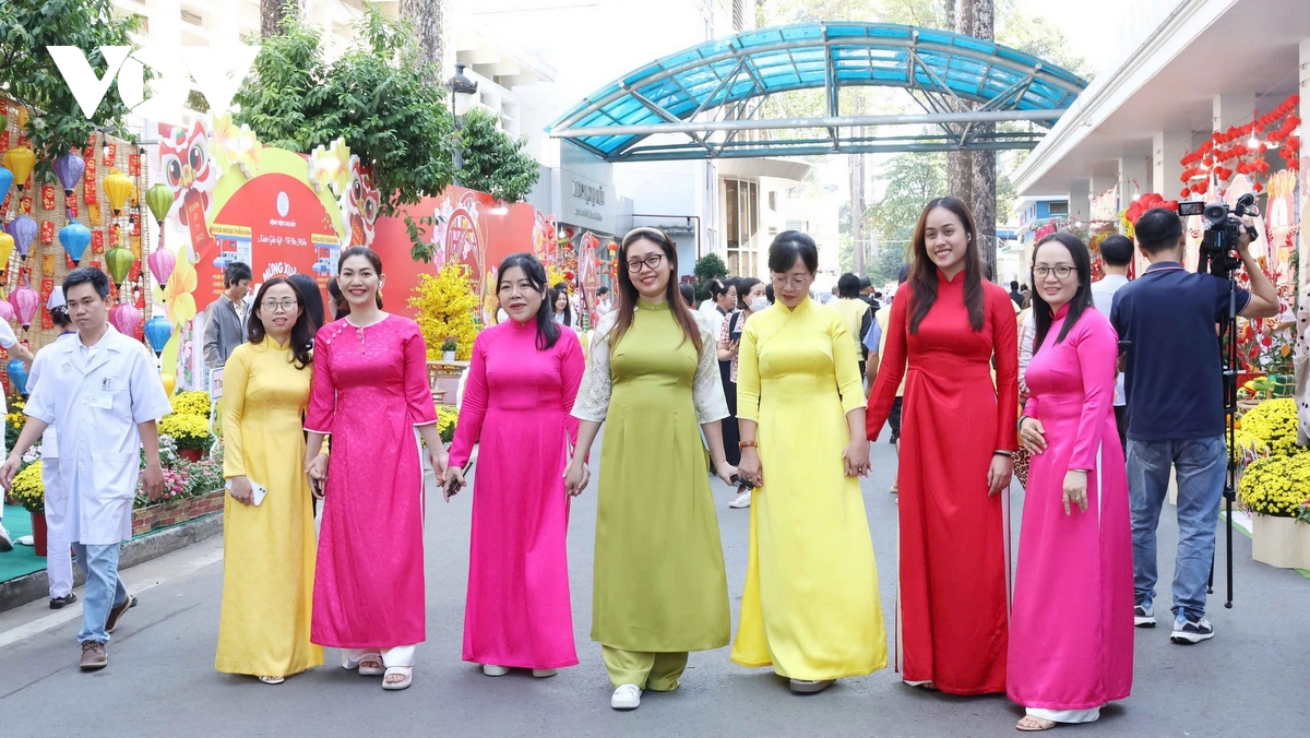 niềm vui của bệnh nhân ngắm Đường hoa xuân trong bệnh viện hình ảnh 5 niem vui cua benh nhan ngam Duong hoa xuan trong benh vien hinh anh 5