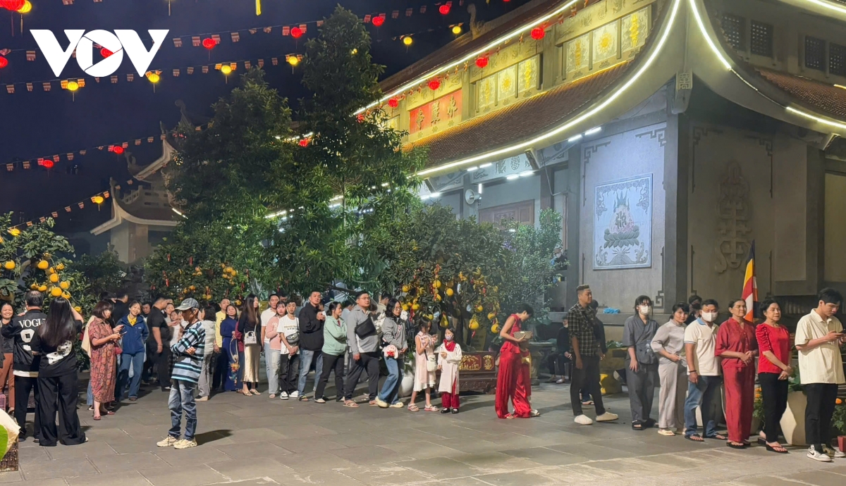 người dân tp hcm nô nức đi chùa sáng đầu năm hình ảnh 7 nguoi dan tp hcm no nuc di chua sang dau nam hinh anh 7