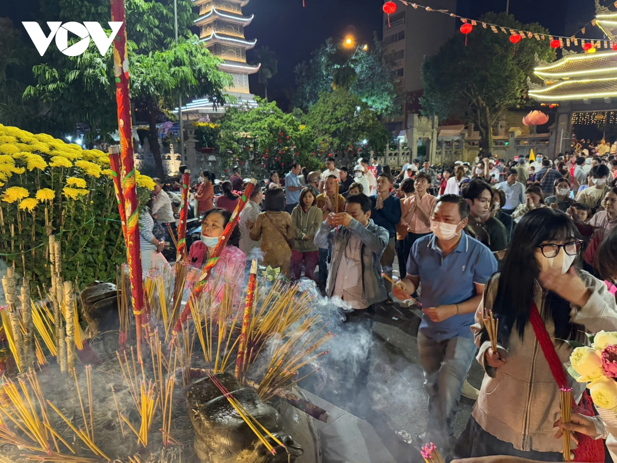 Người dân TP HCM nô nức đi chùa sáng đầu năm