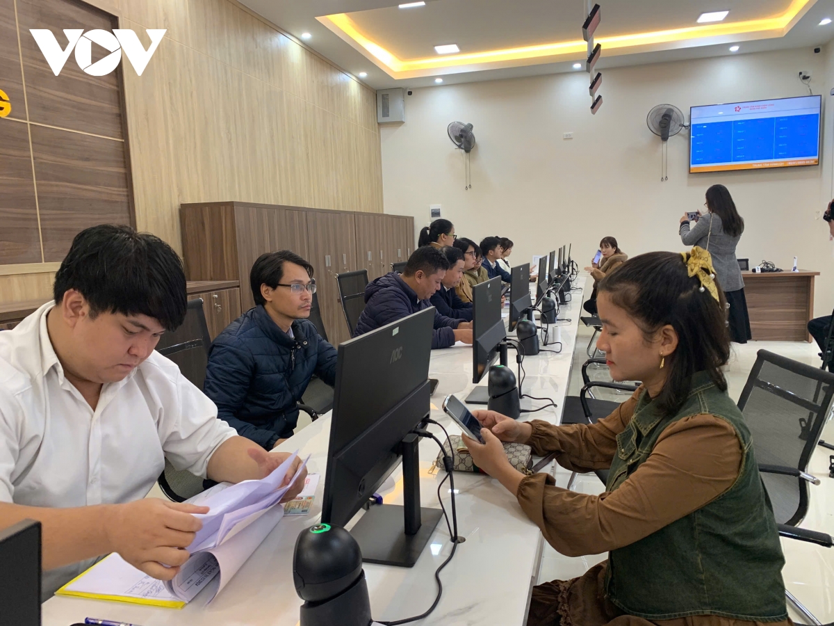 ngày làm việc đầu tiên của các quận mới, thành phố huế trực thuộc trung ương hình ảnh 1 ngay lam viec dau tien cua cac quan moi, thanh pho hue truc thuoc trung uong hinh anh 1