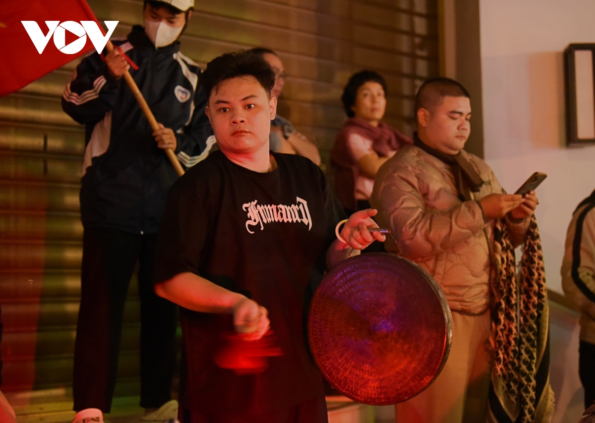 người dân thủ đô đi bão xuyên đêm mừng Đt việt nam chiến thắng hình ảnh 12 nguoi dan thu do di bao xuyen dem mung Dt viet nam chien thang hinh anh 12