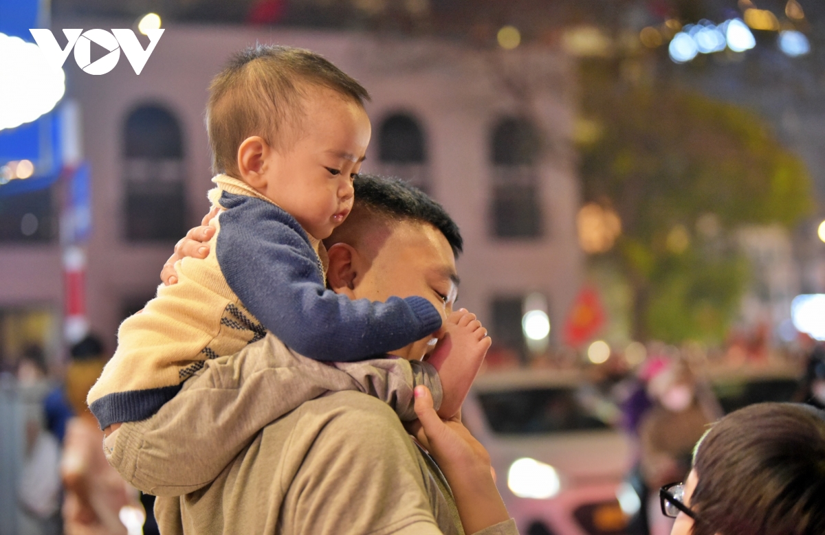 người dân thủ đô đi bão xuyên đêm mừng Đt việt nam chiến thắng hình ảnh 7 nguoi dan thu do di bao xuyen dem mung Dt viet nam chien thang hinh anh 7